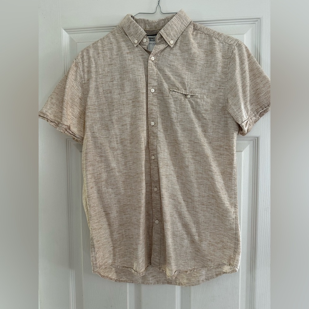Men’s linen-like camp shirt.